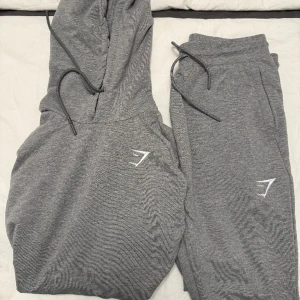 Gymshark mjukisset  - Gymshark mjukis/träningsset säljes då jag inte använder det. Hoodie i storlek L och byxorna i storlek M. Använda fåtal gånger. 