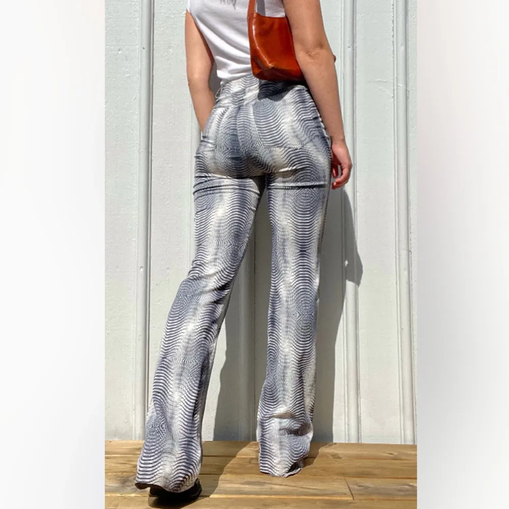 Mönstrade byxor från 90/00-talet i abstrakt psykadeliskt mönster. Strl S. Midjemått: 66 cm, Innerbenslängd: 80 cm. Fint skick! Se även mina andra annonser, 3 för 2 på allt! 💫. Jeans & Byxor.