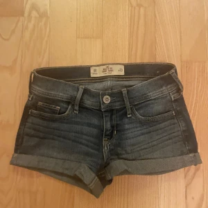 Lågmidjade jeansshorts från Hollister - Supersöta lågmidjade shorts! Storlek W23 så passar xxs/xs.💕