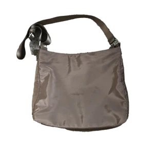 Axelremsväska  - Axelremsväska från Åhléns. Köpt förra året. Använd fåtal gånger, kommer inte till användning. Påminner om väskan från Weekday 