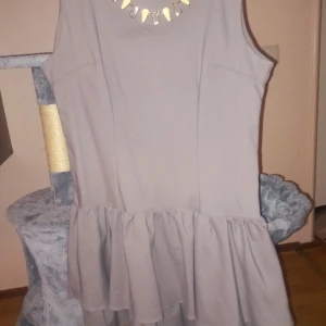 Snygga klänning  - Snygga klänning str 36/38. Ljusgrå. Välkommen