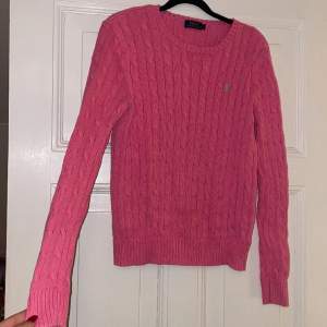 Super fin rosa kabelstickad tröja från Ralph lauren som tyvärr inte kommer till användning. Storlek m, frakt tillkommer