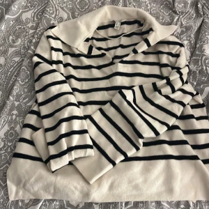 Tröja  - Säljer en väldigt fin tröja i färgen båda svart(randig). Passar väldigt bra till folk med sthlmstil men det är även en väldigt fin tröja som matchar med allt🤍köpt på vero moda