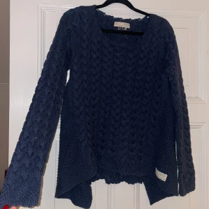 Stickad tröja odd Molly  - Super fin marinblå stickad tröja från odd Molly som tyvärr inte kommer till användning. Storlek 0, frakt tillkommer