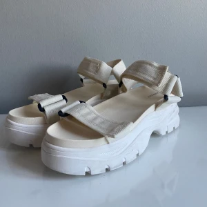 Sandaler  - Oanvända sandaler från HM. 