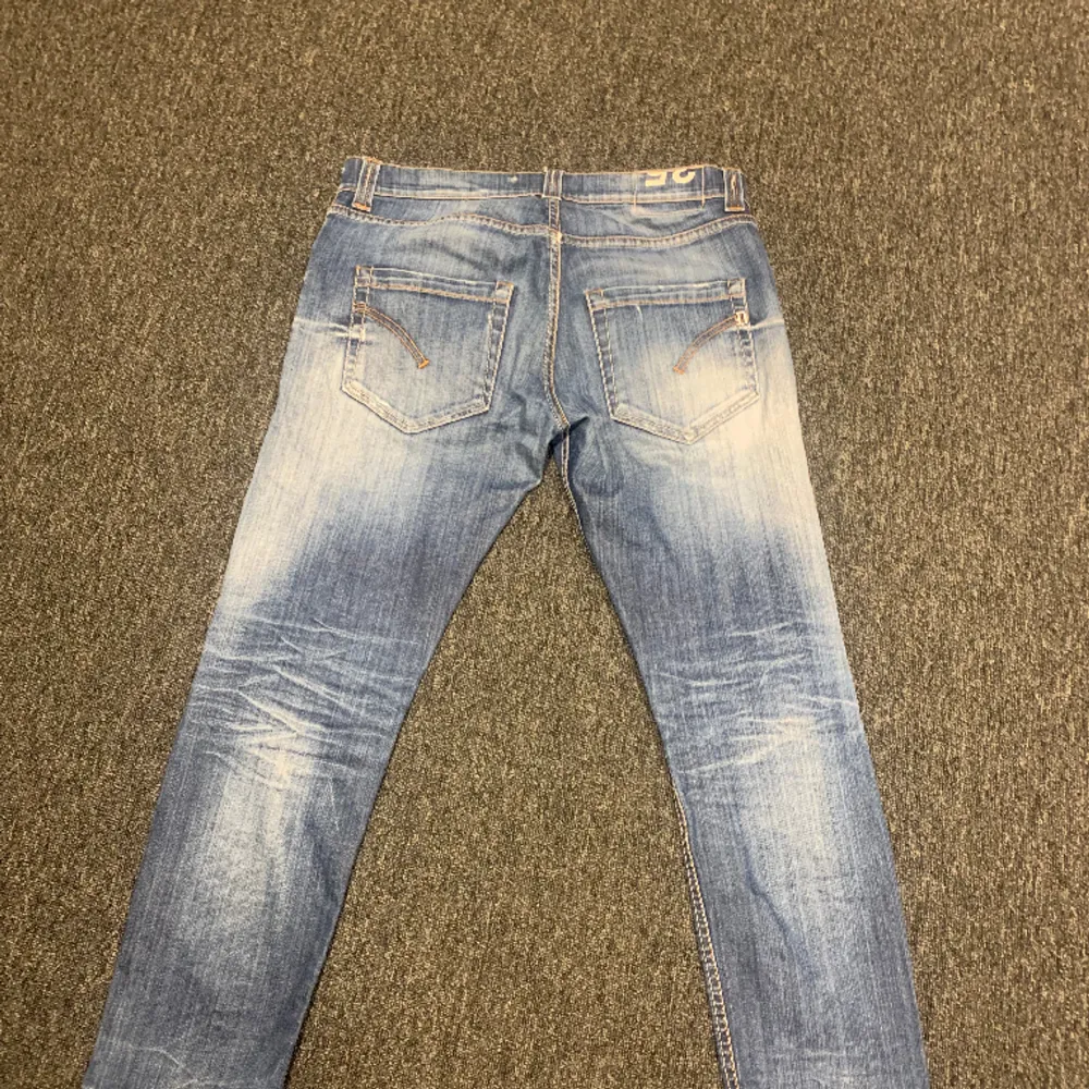 Säljer mina dondup jeans i storlek 35 då dom inte passar mig Skicket är 8/10. Nypris 3200 kr och säljs för 799 kr.. Jeans & Byxor.
