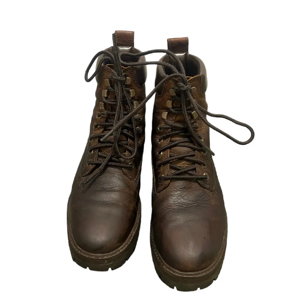 Timberland Courma Guy Waterproof Boots  - I väldigt bra skick  - köpt förra året. Använda en säsong   - Storlek 42 - Bruna / svarta  - Väldigt praktiskt för snön / vintern. - har dessutom kartongen  - Väldigt varma . Skor.