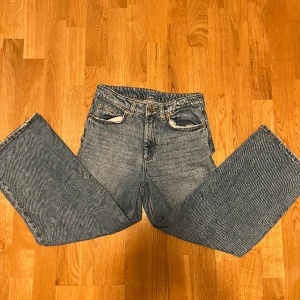 Jeans  - Jeans från monki, midjemått: 35 cm, innerbensläng: 60 cm