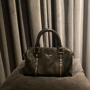Zadig & voltaire väska - En jättefin zadig & voltaire väska! Den är i mellan storleken och i jättebraskick! Hör av er om ni har några frågor💕