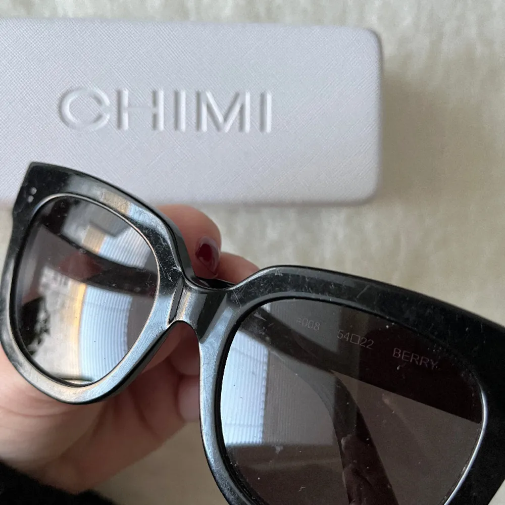 Säljer nu dessa solglasögon från CHIMI eyewear. Nypris 1250kr, kom med prisförslag i DM vid intresse och ställ gärna frågor 🥰 bra skick,  repor finns på själva glasögonen (se bild) (Modell 08). Accessoarer.