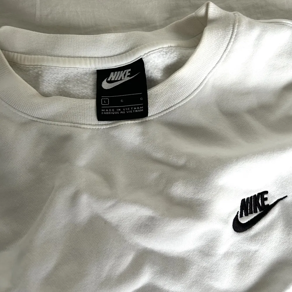 Vit sweatshirt från Nike i storlek L, anävnder inte längre 💓. Tröjor & Koftor.