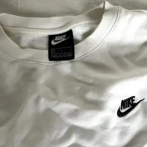 Vit sweatshirt från Nike i storlek L, anävnder inte längre 💓