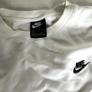 Nike sweatshirt - Vit sweatshirt från Nike i storlek L, anävnder inte längre 💓