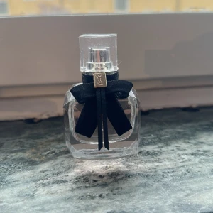 YSL mon paris, 30 ml - Endast använd ett par gånger så därav nästan helt full flaska. 30 ml