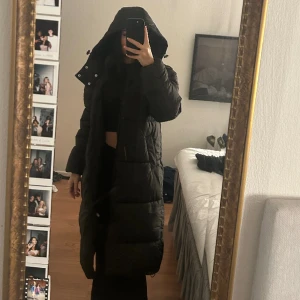 PLT jacka - Lång svart vinterjacka som aldrig används. Storlek xs/s. Köpt för 859kr