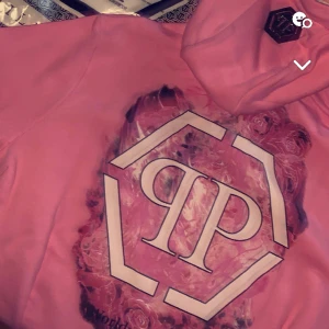Philipp Plein Hoodie - Som i ny skick, endast provat på mig den 2 gånger sen aldrig mer använd.  Ny pris var ungefär 12.000kr