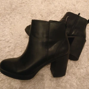 Boots - Boots med klack i fint skick
