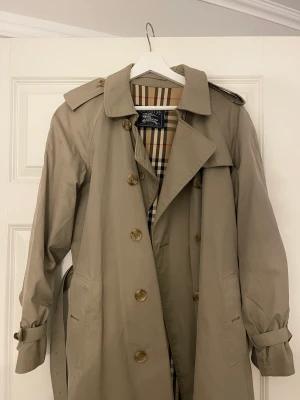 Burberry oversized belted trench coat  - Säljer nu min BurBerry Trench Coat FÄRG : Khaki Riktigt bra Cond  Passar mig som är 182 cm  Vid fler bilder eller frågor släng iväg ett PM   