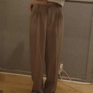 Kostymbyxor - Baggy kostymbyxor i härligt material Storlek 36. Märke okänt. 