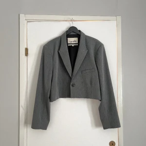 It Blazer Djerf Avenue - Säljer min It Blazer i grå från Djerf! Använd en gång, som ny. Strl 3XL men känns mer som en XXL/XL. 