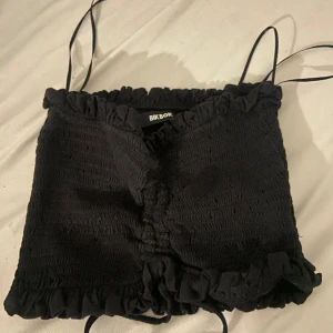 tub-topp - jättefin svart tub-topp med detaljer framtill ifrån BikBok, säljer då den är för liten på mig🫶