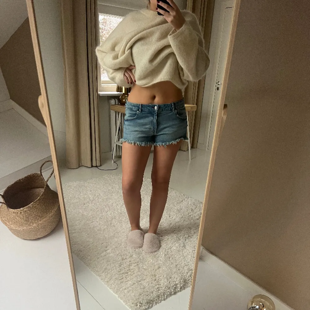 Så snygga jeansshorts från HM, använd fåtal gånger så inga defekter eller skador ❤️. Shorts.