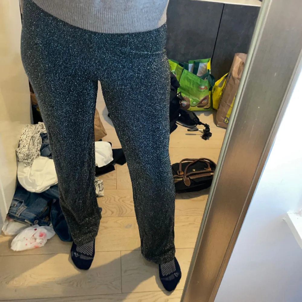 Glittrigaste byxorna ⚡️💓 Perfekt för nyår! Storlek 170 men passar S/M (jag är M på bilden) . Jeans & Byxor.