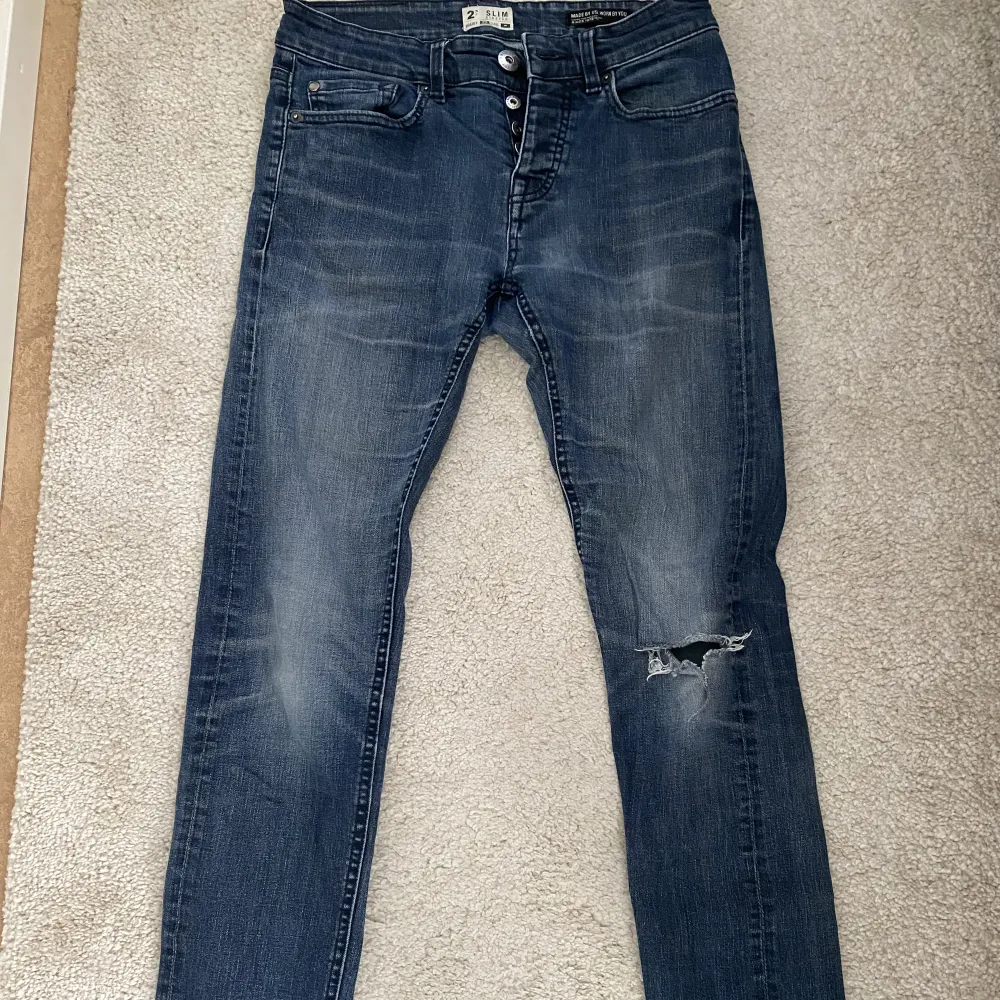 Mörkblåa jeans med fickor både fram och bak, håll på vänstra sidan av byxorna. stl 29. Säljer för 100. Hör av er vid intresse eller frågor✨. Jeans & Byxor.