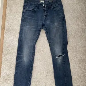 Mörkblåa jeans med fickor både fram och bak, håll på vänstra sidan av byxorna. stl 29. Säljer för 100. Hör av er vid intresse eller frågor✨