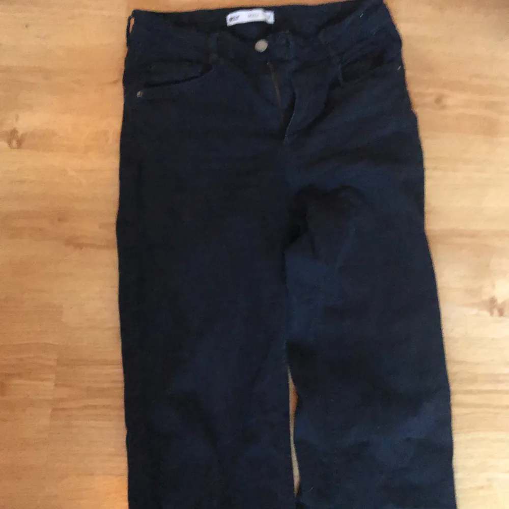 Svarta jeans ifrån Gina Tricot med slits nere, det är storlek M men dom sitter som S. Jeans & Byxor.