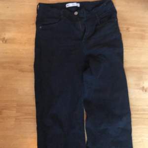 Svarta jeans ifrån Gina Tricot med slits nere, det är storlek M men dom sitter som S