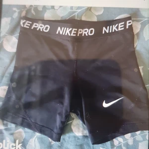 Nike pro shorts - Säljer dessa tränings shorts ifrån nike, ursäkta för ljuset på bilden