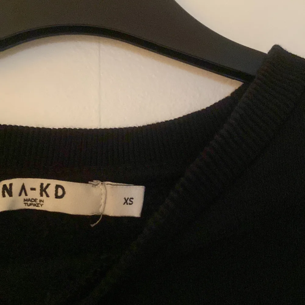 Säljer min svarta sweatshirt som är lite kortare i modellen. Jättefin och i väldigtgod skick!. Tröjor & Koftor.