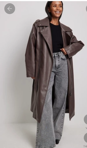 Lång biker-trenchcoat storlek 34 - Säljer en lång kappa i PU, Köpt i vår och den är knappt använd   Nypris 1399🌸