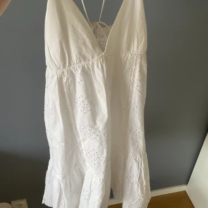 Zara klänning - Jättesöt klänning använd fåtal ggr men dessvärre ett band som lossnade i fram vilket jag fick sy, annars fint skick! storleken ganska liten