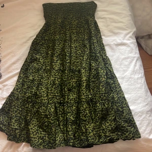 lång kjol - leopard mönstrad långkjol från h&m i storlek 34 ⚡️har ingen egen bild på men den sitter som de två andra bilderna 💕 (LÅNADE BILDER) ‼️Frakten kostar 60kr och är spårbar ‼️