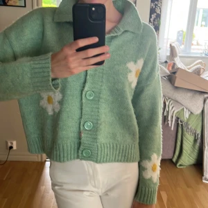 Stickad tröja med vita blommor💐 - Använd några gånger, tyvärr lite nopprig men annars utmärkt skick