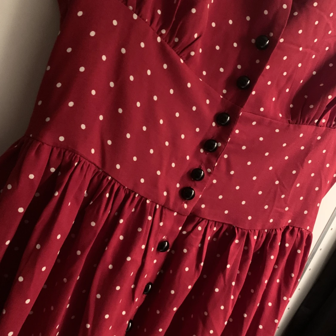 Rödprickig klänning med knappar - 90