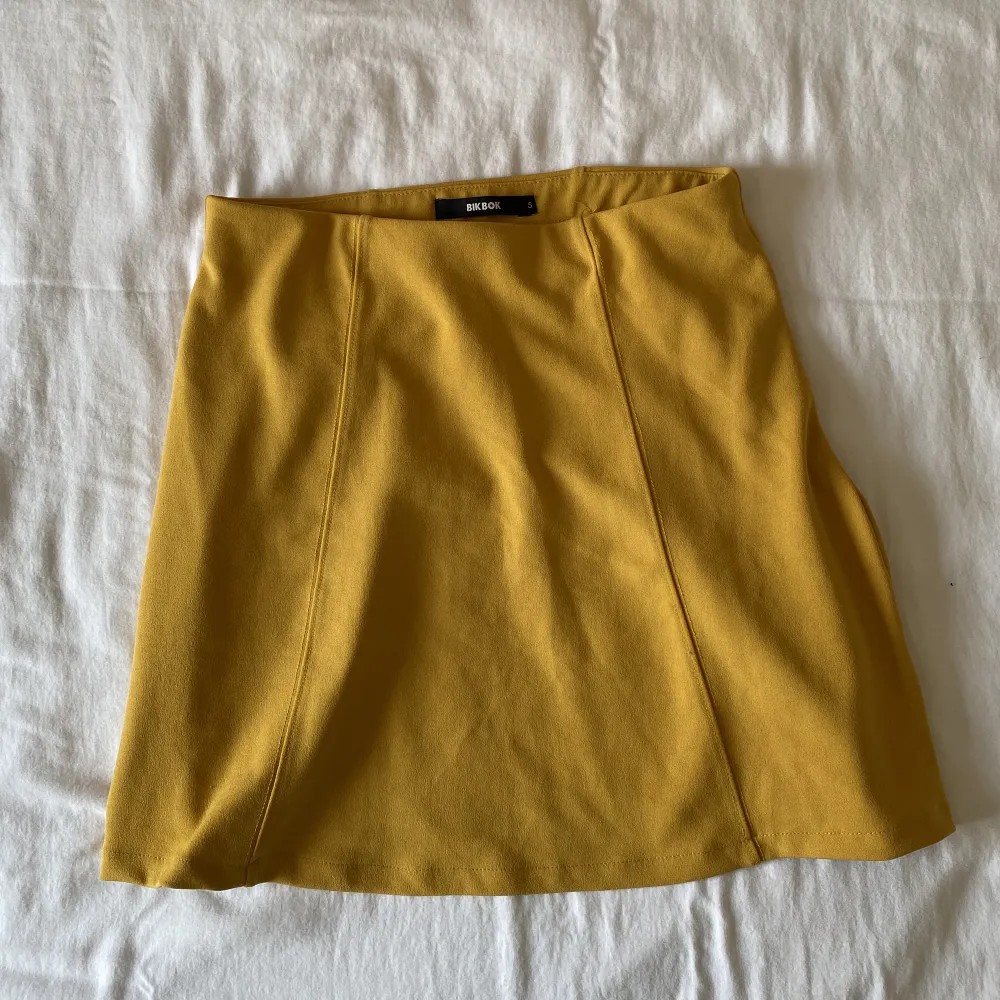 A-linjeformad kjol från bikbok. Använd ett par gånger och i bra skick!. Kjolar.