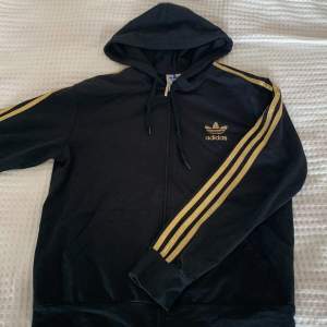 Jättecool adidas zip-up med guldiga detaljer! Den är i storlek XXL men sitter ungefär som en M/L💗