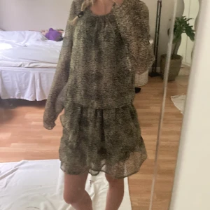 Neo noir klänning💋 - Aldrig använt då den var för stor för mig. Fint skick, DOCK ett litet slitage/”hål” i armhålan. Jag har aldrig lagt märke till defekten, och har även behövt leta efter det. ⚠️⚠️TRYCK INTE PÅ KÖP NU DIREKT, vill se vad jag kan få för klänningen💐💐