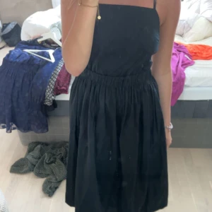 Klänning - Svart klänning från HM storlek S köparen står för frakten🌸🫶🏼 pris 100 kr