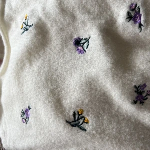 Linne med broderade buketter  - Detta fina linnet säljs pga används aldrig. Använt runt två gånger, så gott som nytt. 