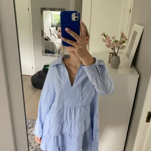 Blå klänning - Jättefin klänning från zara som endast är använd en gång! När jag köpte den fanns det en liten defekt(se andra bilden), det går inte att knäppa knappen på ena armen men det är verkligen inget som stör😊den är i storlek m men passar mig som även brukar ha s