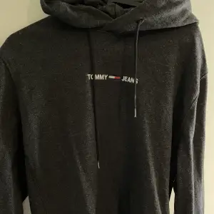 Säljer en aldrig använd Tommy Hilfiger hoodie, jag köpte den för 600kr säljer den för 150kr 💙❤️🤍
