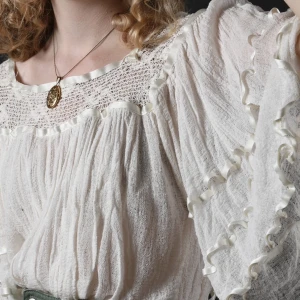 Vit flowy blus - Vit flowy blus med utsvängda ärmar. Vintage men i jättebra skick!