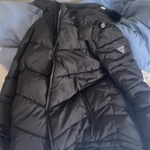Guess Vinterjacka - Fin och bra vinterjacka. Användes förra vinter och hade superbra skydd mot vind och kyla. Det är storlek M. 