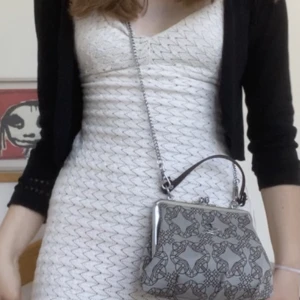 Stickad klänning  - !Åker bort snart så passa på!  Så så fin stickad klänning jag köpte i Paris förra året!! Är luftig och sitter smickrande, perfekt till sommaren. Fint skick👌🏻💞