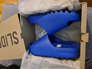 Yeezy slide azure storlek 43 - Helt nya yeezy slide azure i storlek 43. Köpta på adidas confirmed skickas mot fraktkostnad eller hämtas I Malmö