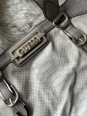 Guess väska - Fin Guessväska/tote med silvriga detaljer